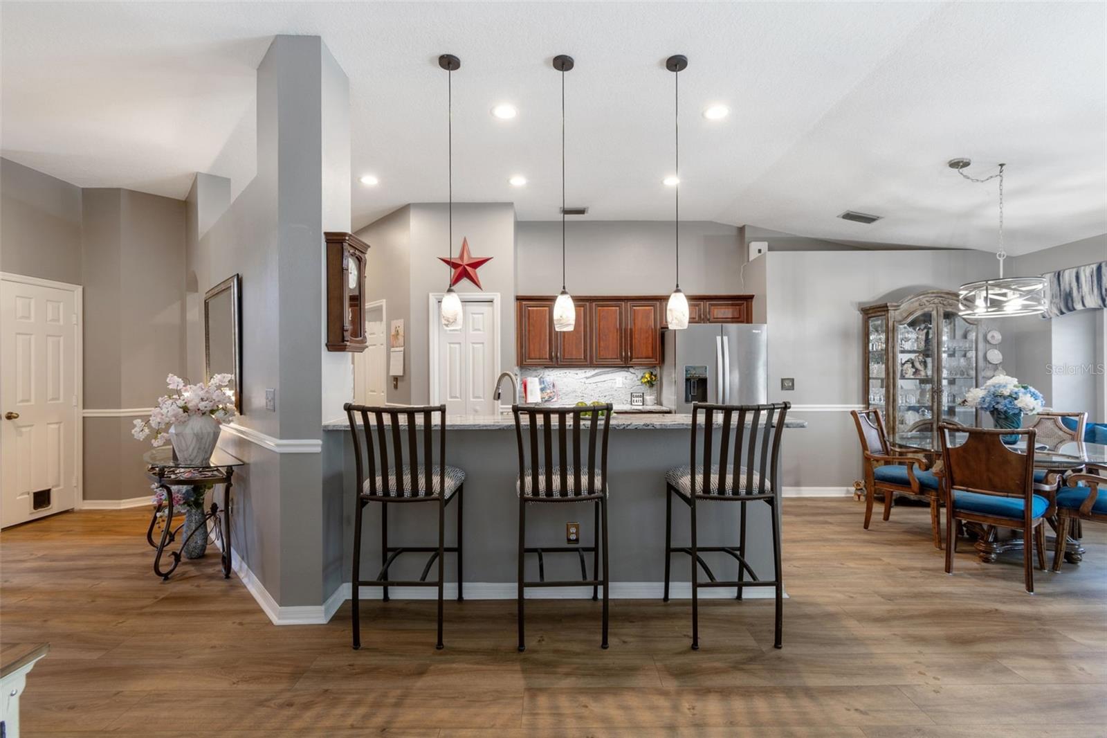 Listing photo id 17 for 3301 Black Gum Court