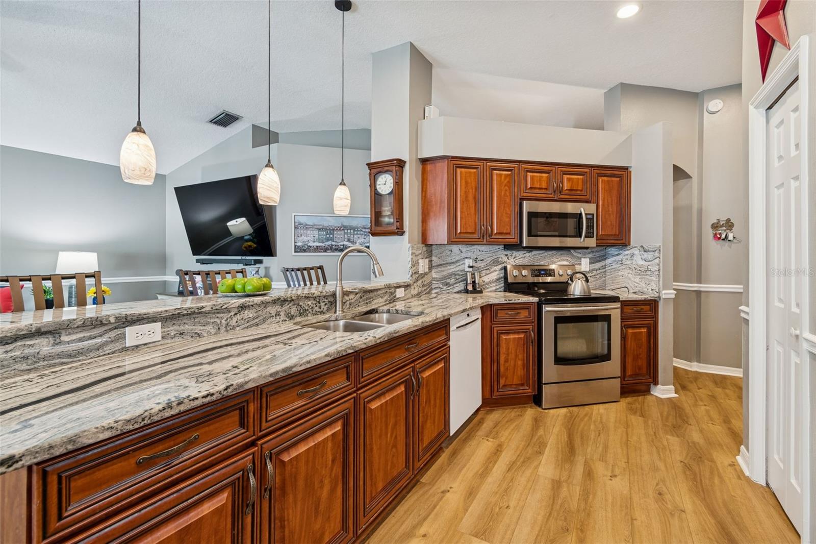 Listing photo id 19 for 3301 Black Gum Court