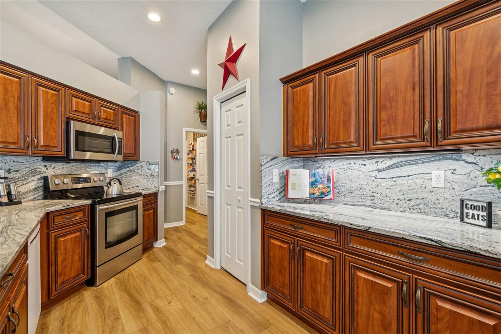 Listing photo id 20 for 3301 Black Gum Court