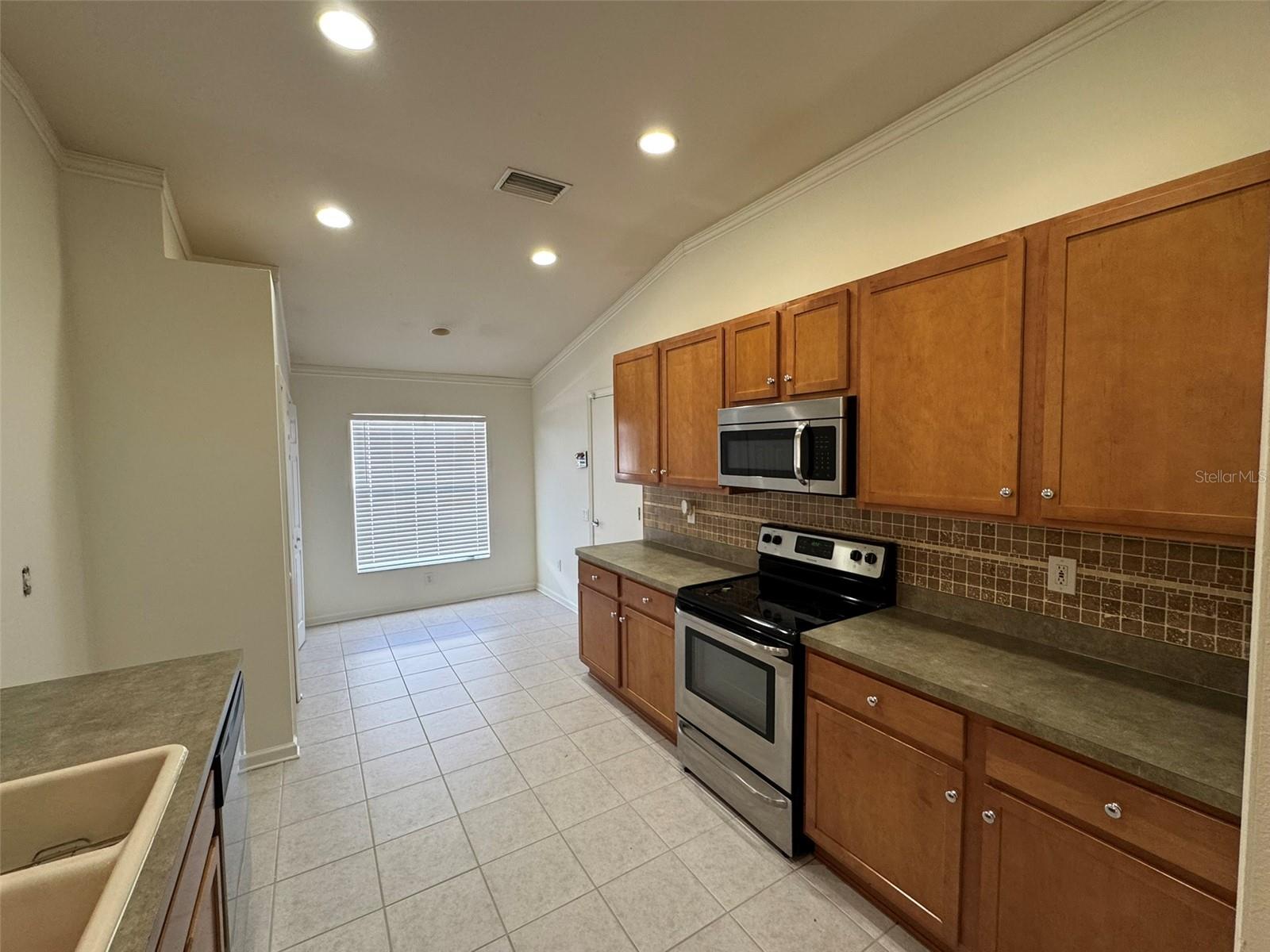 Image 4 of 17 For 635 White Flower Way