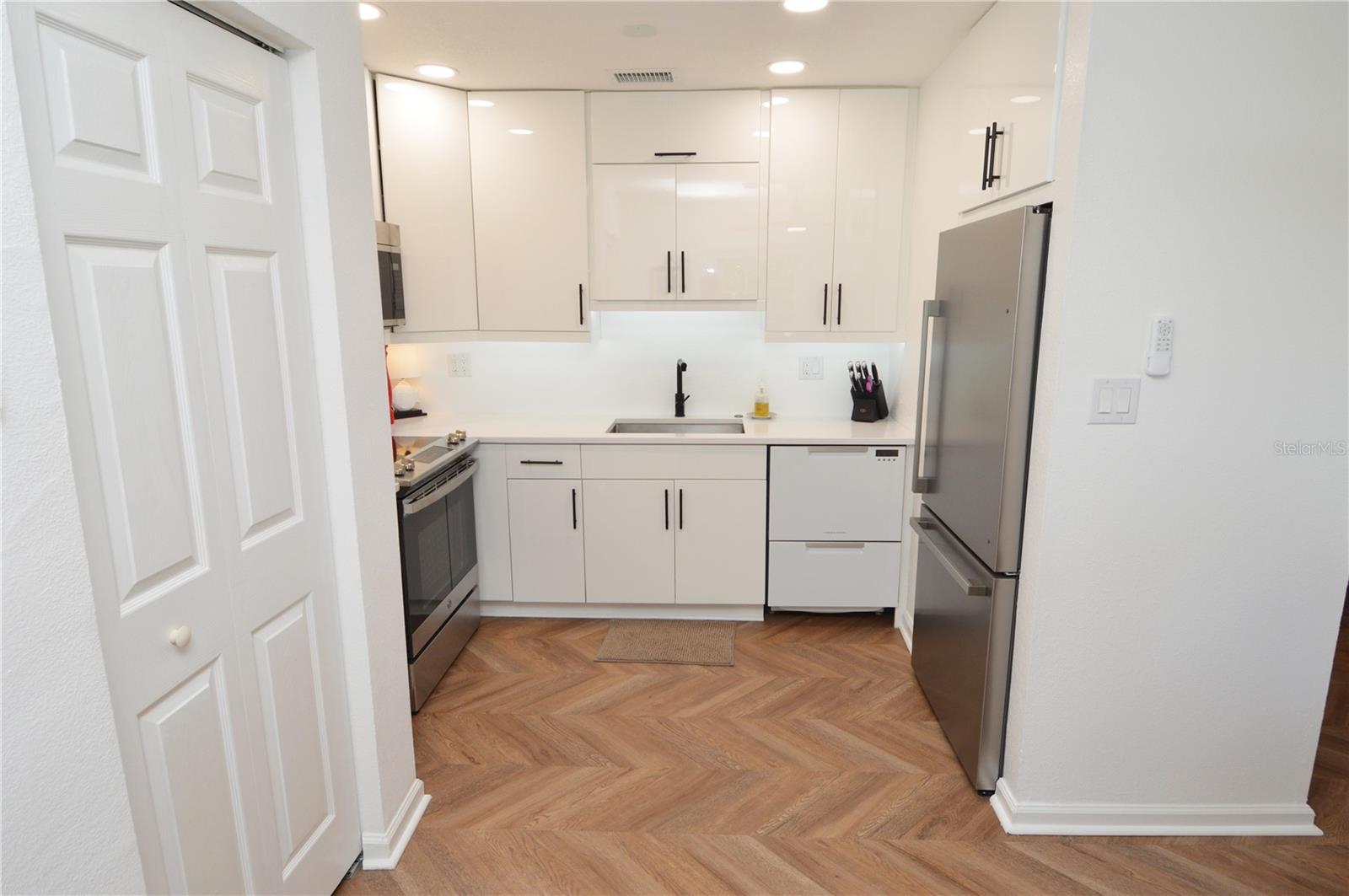 Image 10 of 100 For 5048 Beach Drive Se F