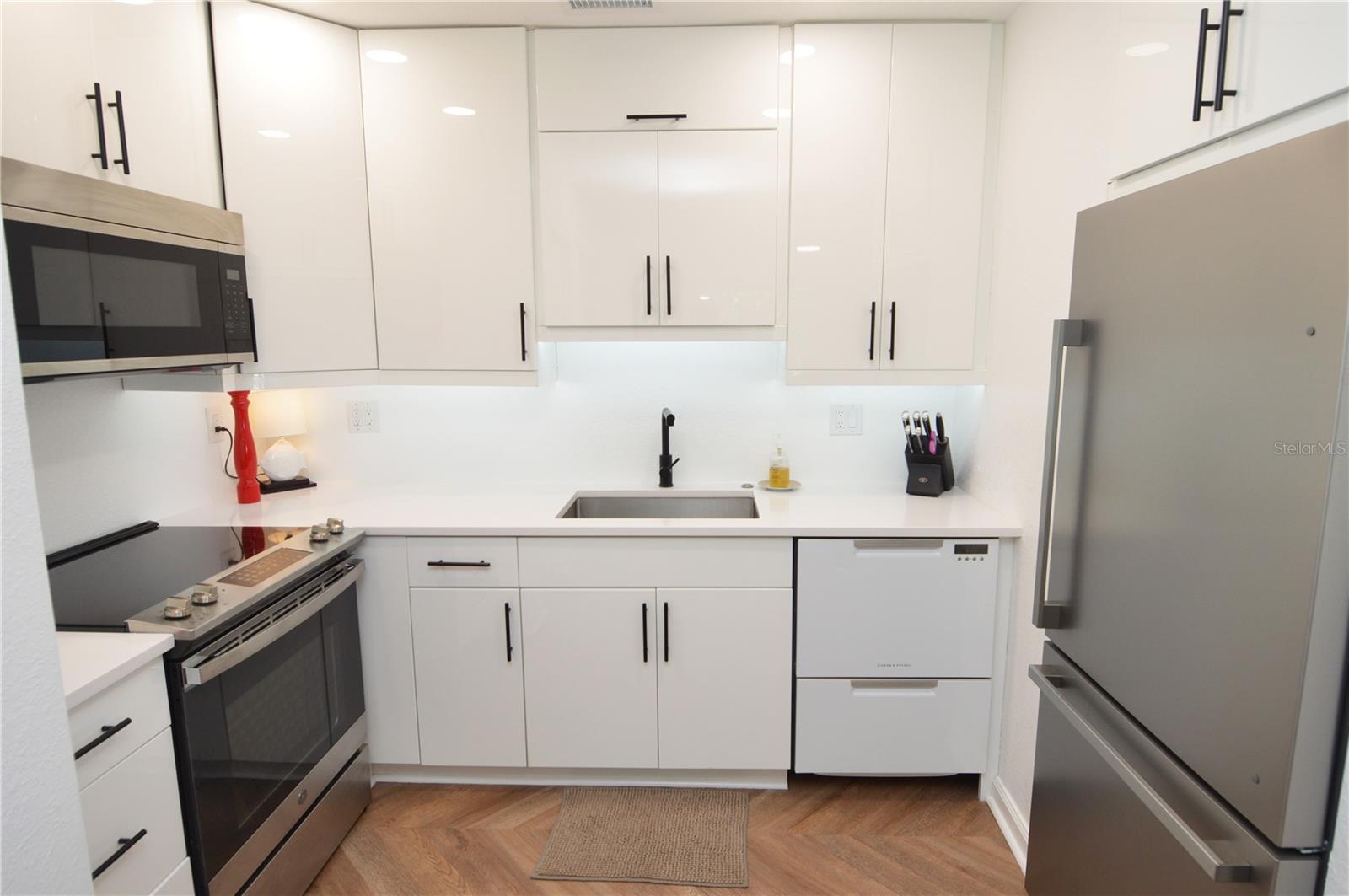 Image 12 of 100 For 5048 Beach Drive Se F