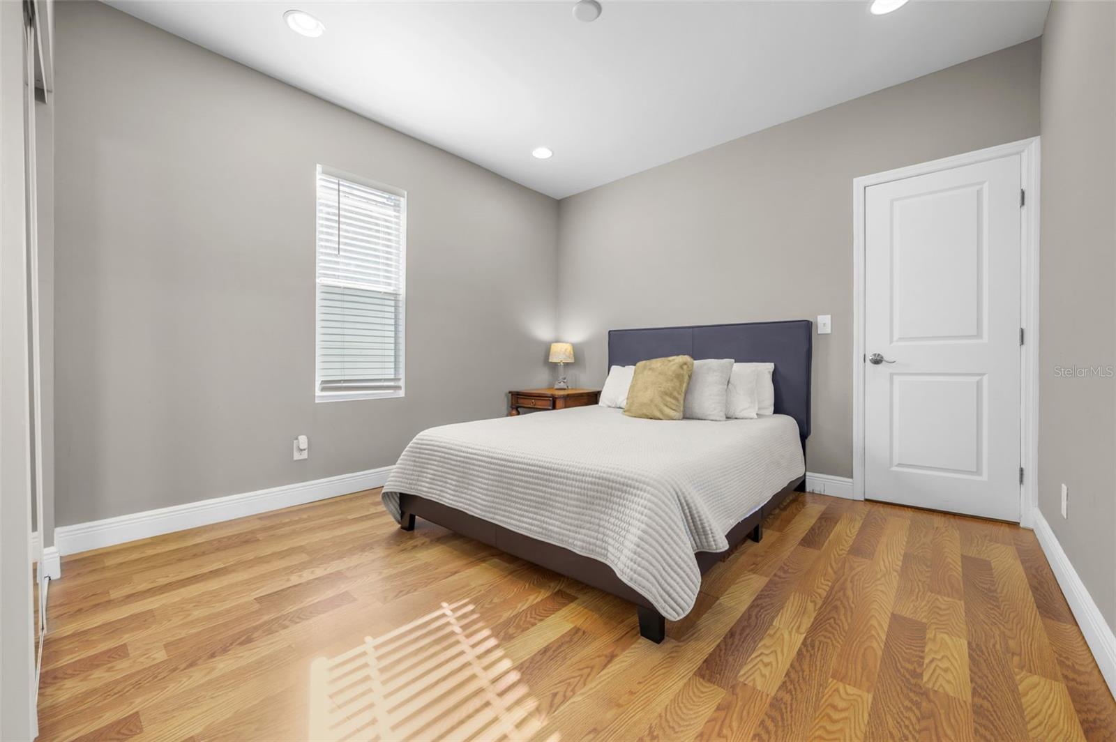 Listing photo id 13 for 2703 15th Avenue