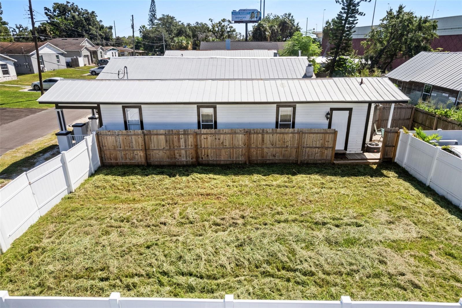 Listing photo id 24 for 2703 15th Avenue