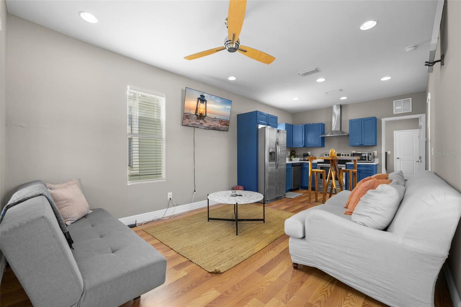 Listing photo id 2 for 2703 15th Avenue