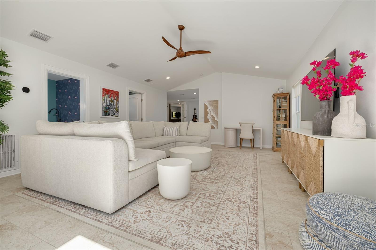 Image 15 of 39 For 240 24th Avenue N