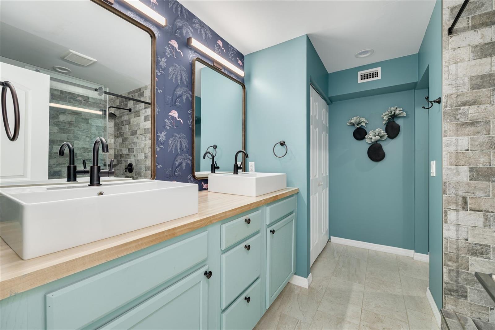 Image 16 of 39 For 240 24th Avenue N