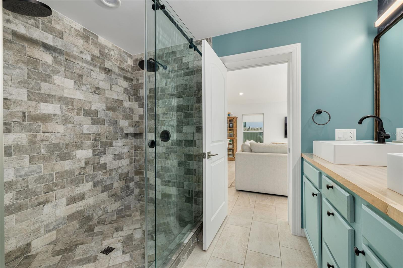 Image 17 of 39 For 240 24th Avenue N