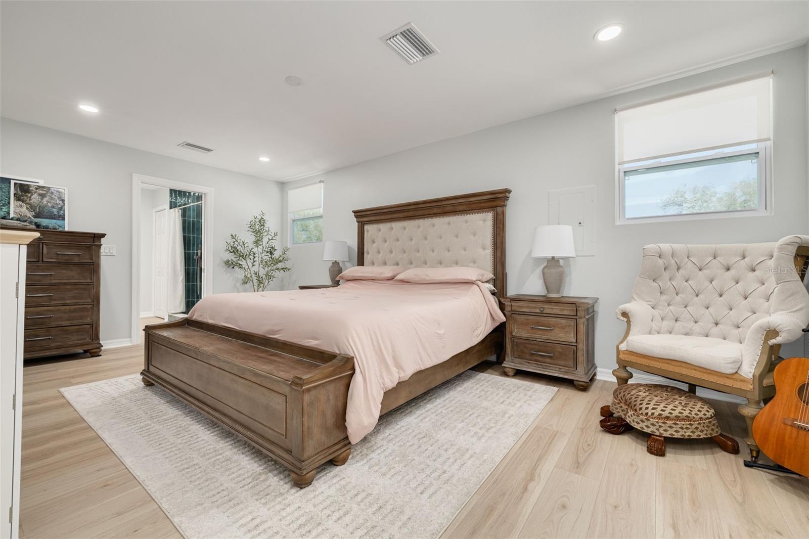 Image 21 of 39 For 240 24th Avenue N