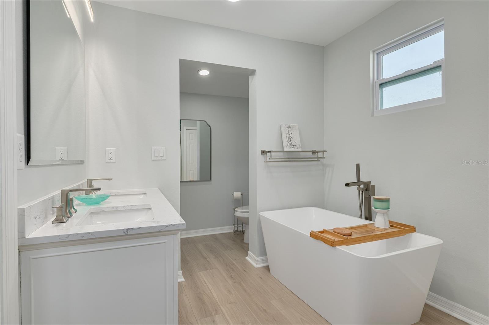 Image 24 of 39 For 240 24th Avenue N