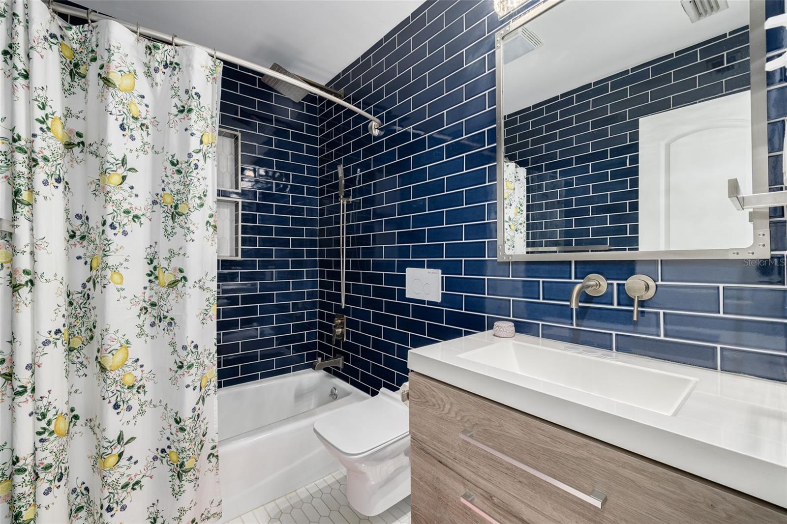 Image 29 of 39 For 240 24th Avenue N