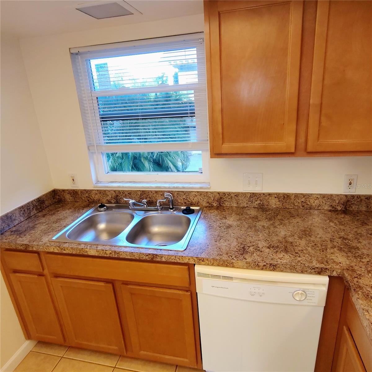 Image 3 of 11 For 2820 Dupont Street S 201