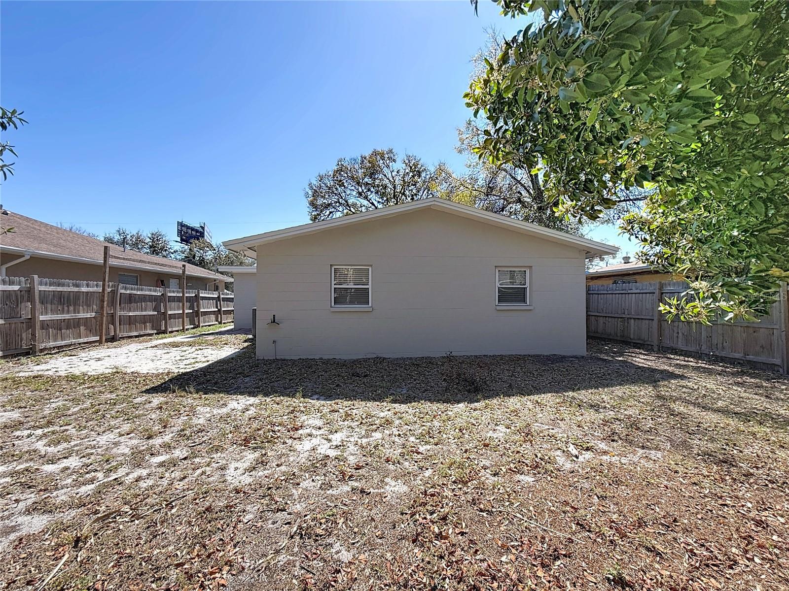 Listing photo id 16 for 4107 Grace Street