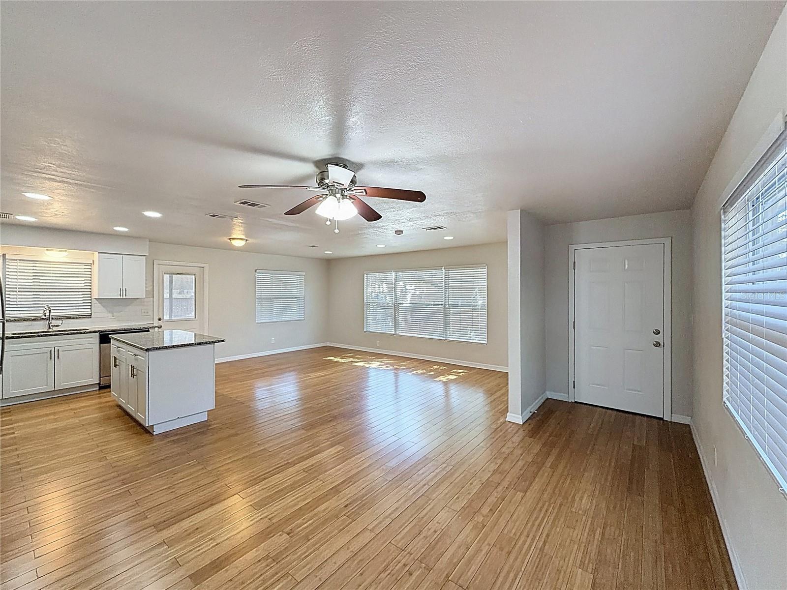 Listing photo id 1 for 4107 Grace Street