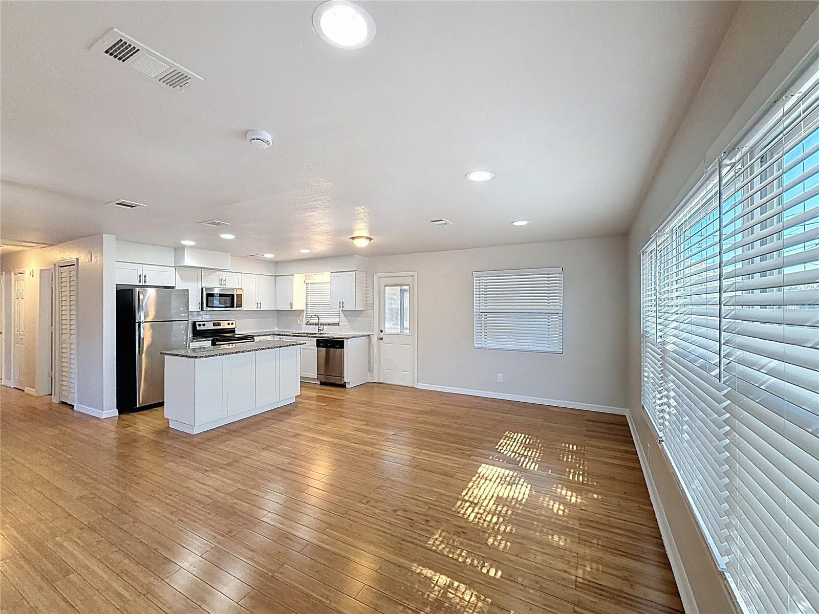 Listing photo id 3 for 4107 Grace Street