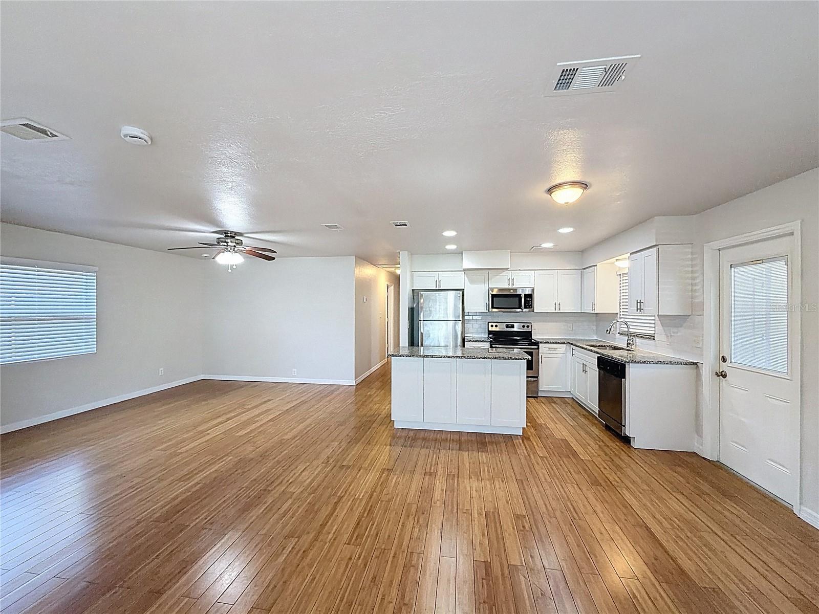 Listing photo id 4 for 4107 Grace Street