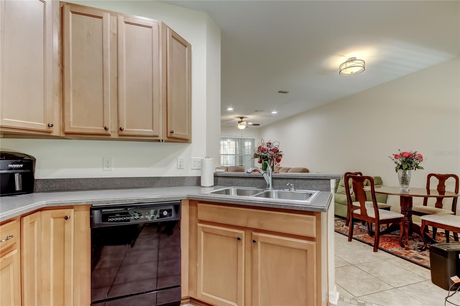 Listing photo id 12 for 12660 Silverdale Street