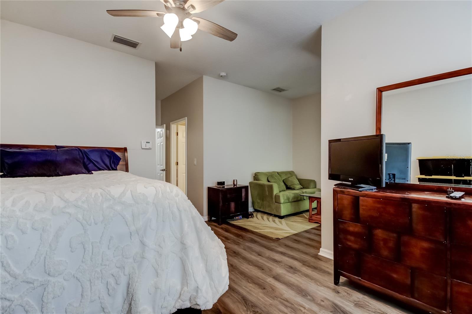 Listing photo id 17 for 12660 Silverdale Street