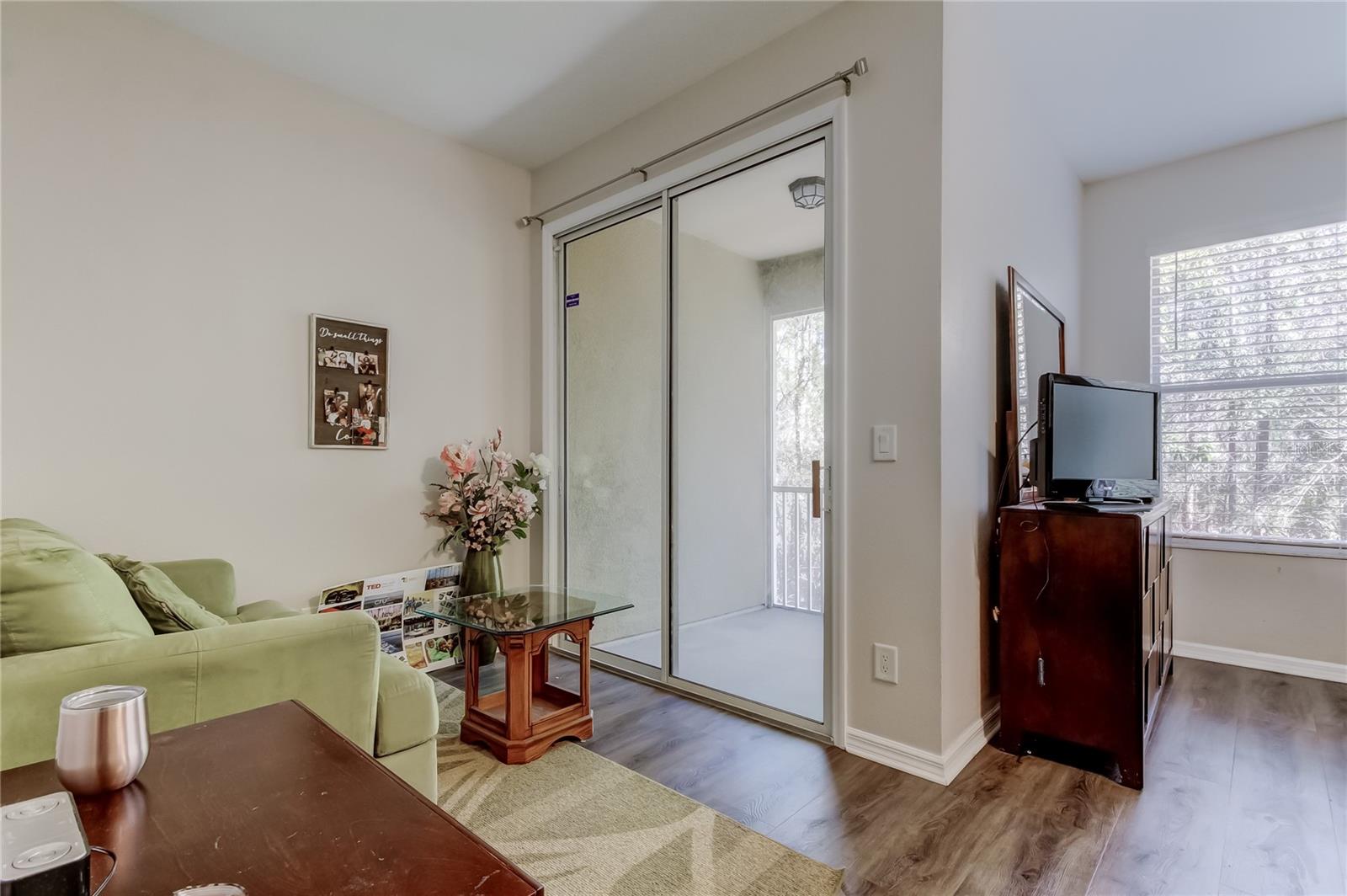 Listing photo id 19 for 12660 Silverdale Street