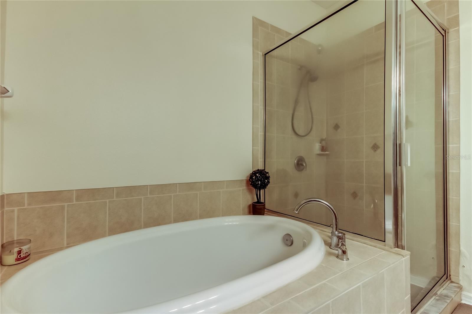 Listing photo id 23 for 12660 Silverdale Street