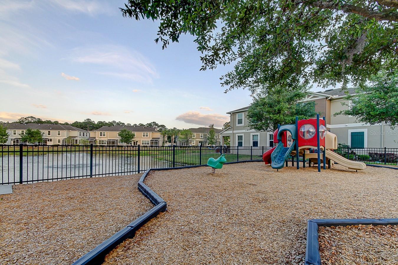 Listing photo id 39 for 12660 Silverdale Street