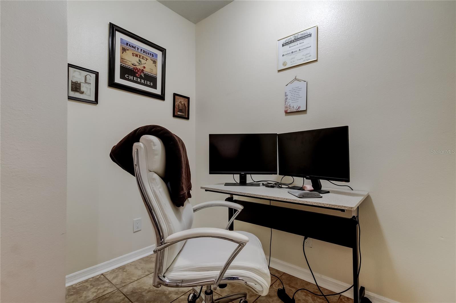 Listing photo id 6 for 12660 Silverdale Street