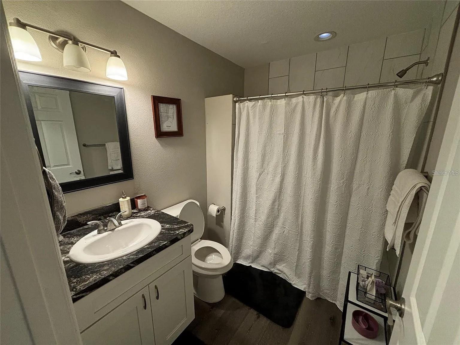 Image 12 of 16 For 2007 Henry Avenue