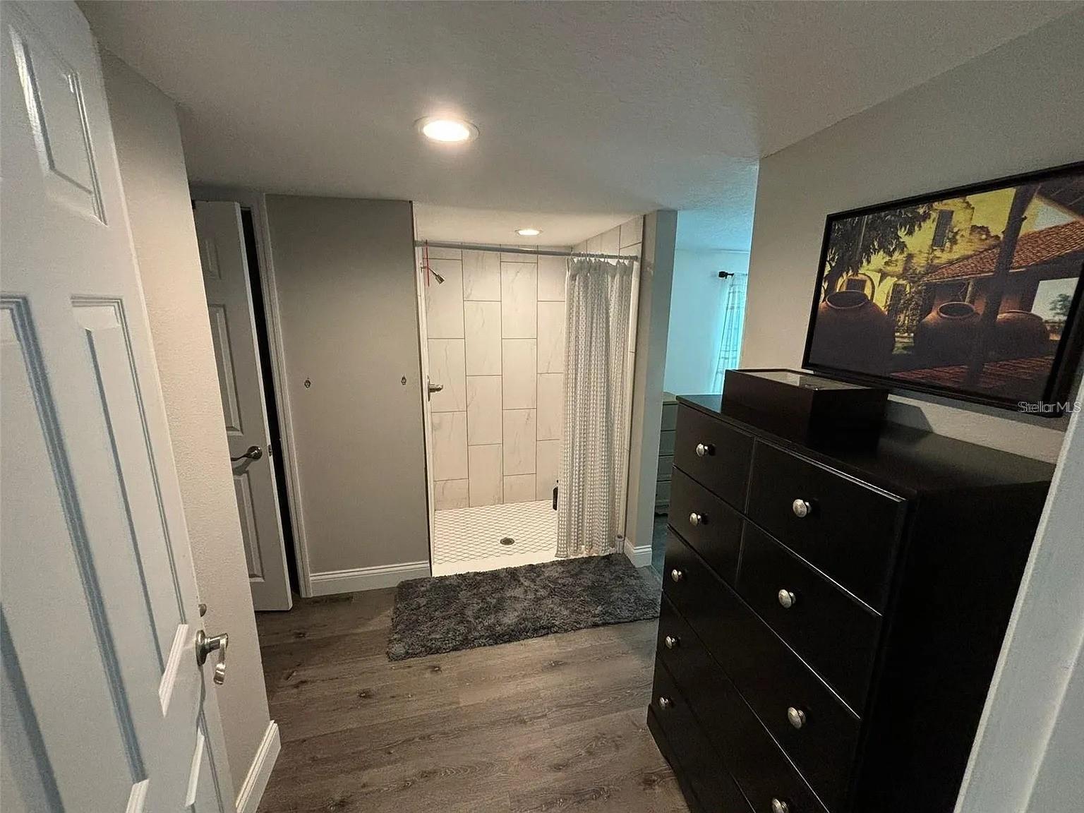 Image 4 of 16 For 2007 Henry Avenue