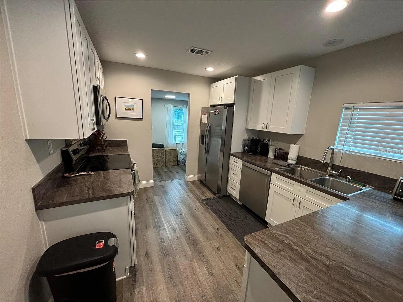 Image 8 of 16 For 2007 Henry Avenue