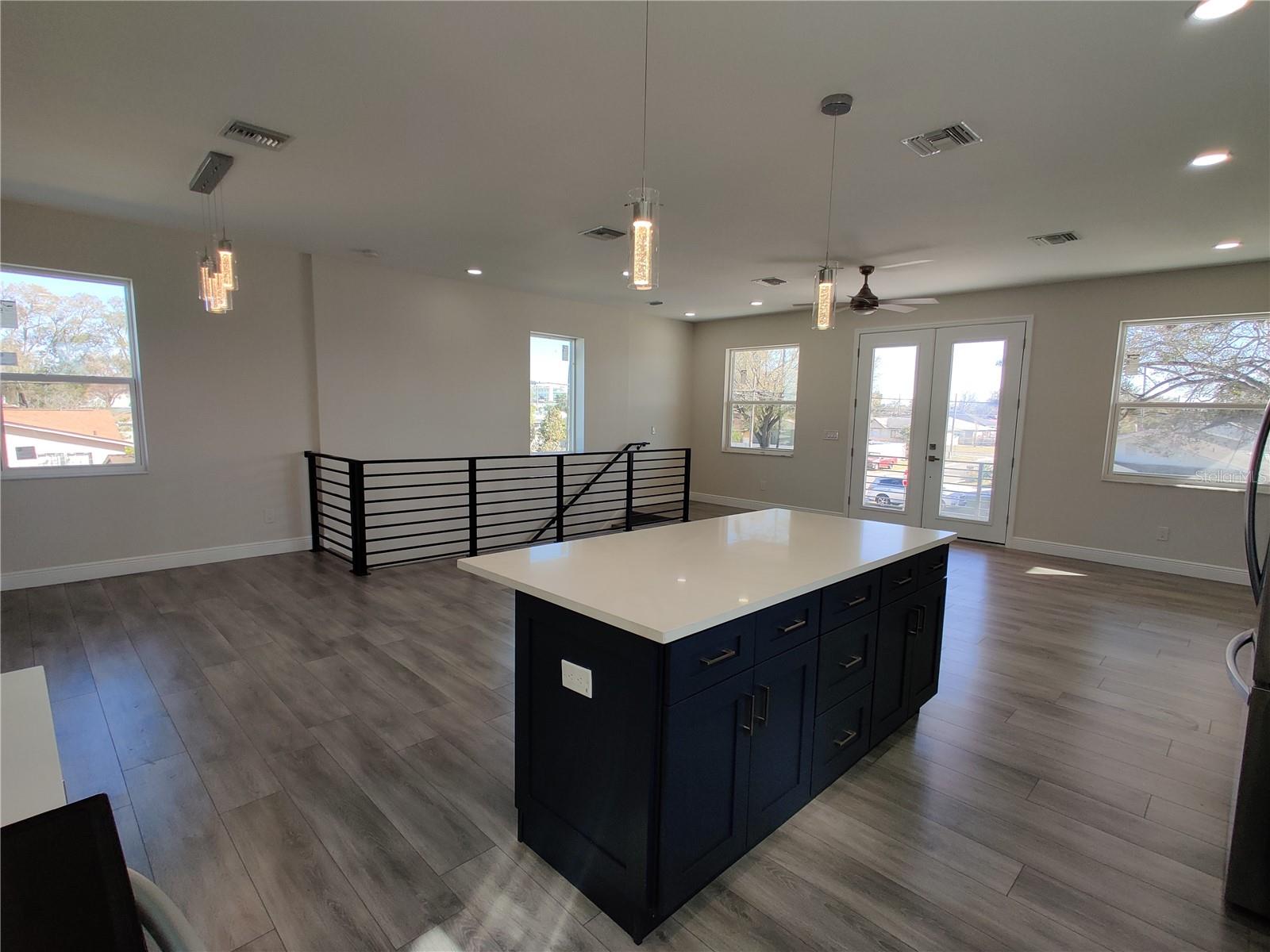 Listing photo id 10 for 3915 Robson Street W