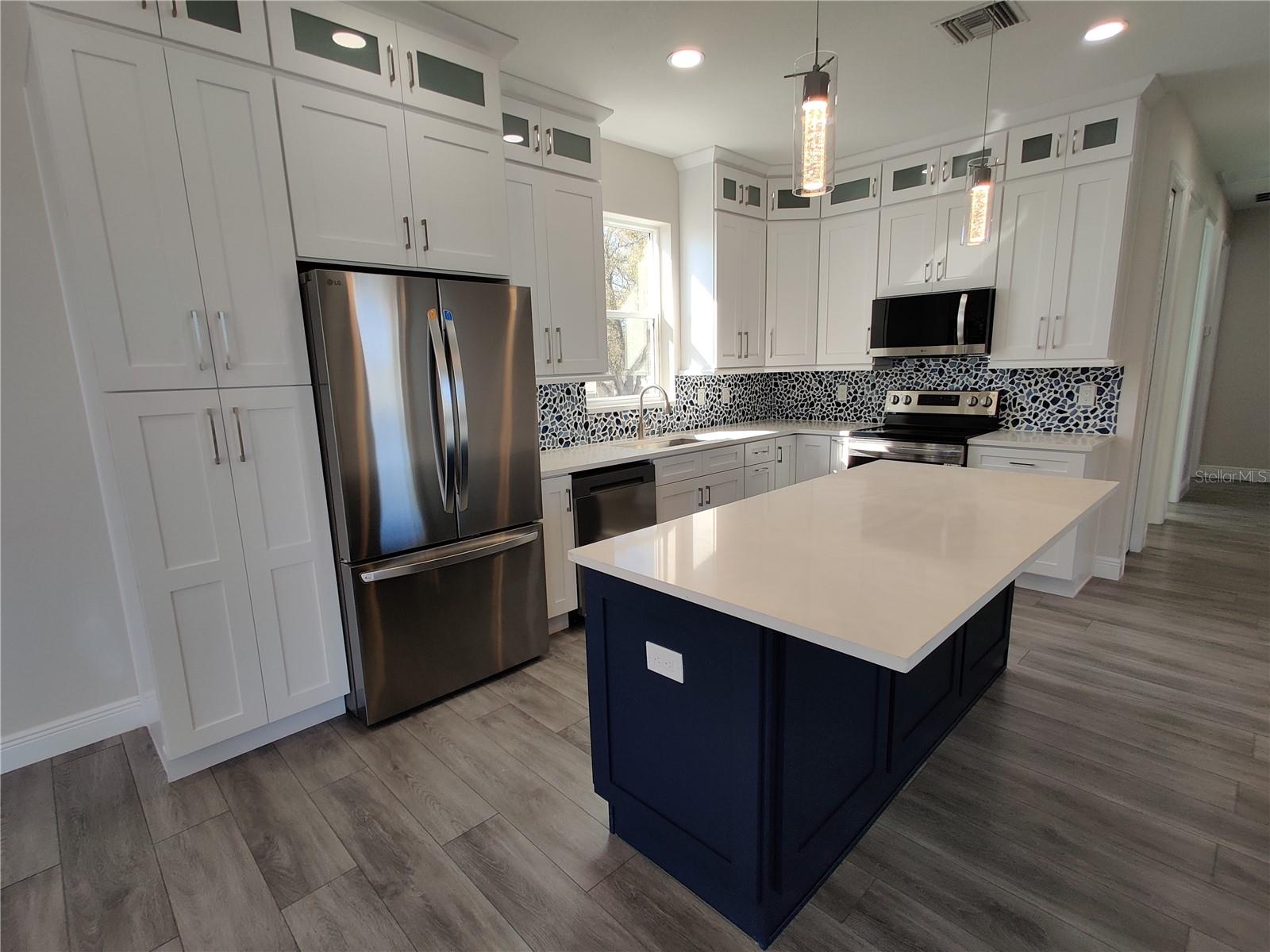 Listing photo id 11 for 3915 Robson Street W