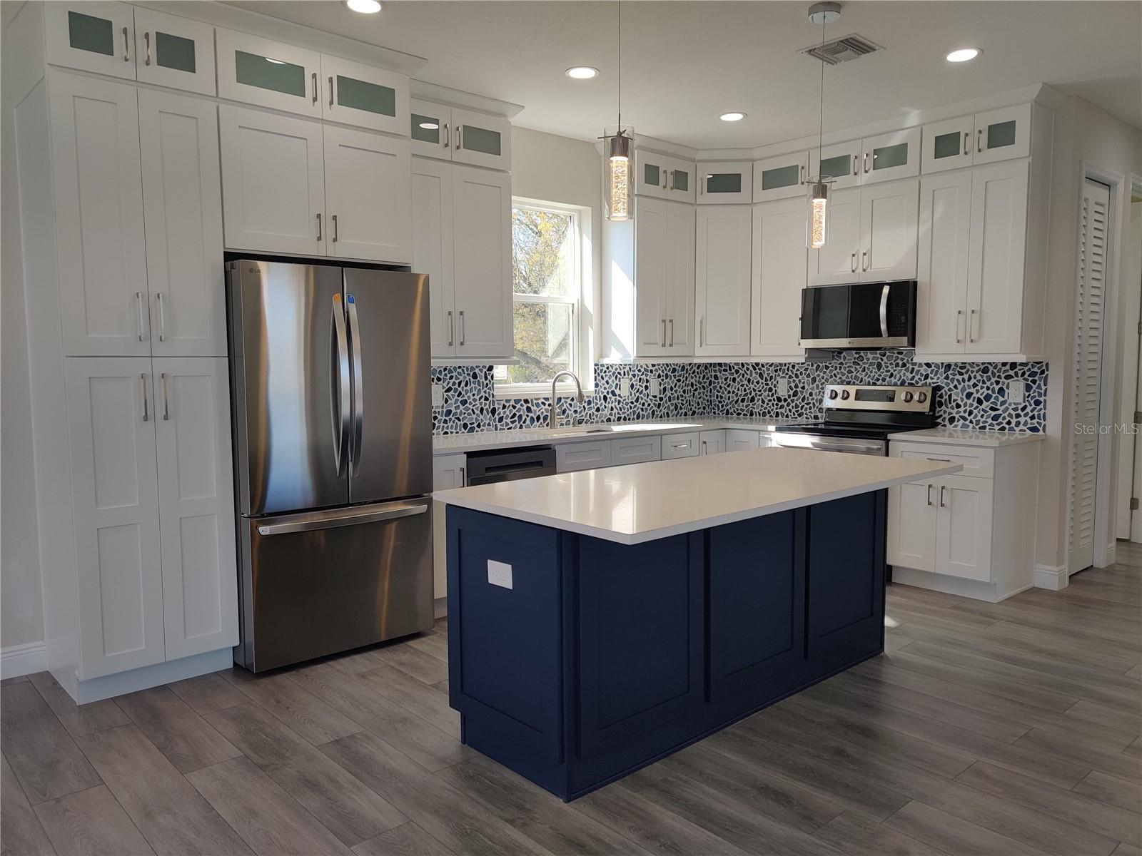 Listing photo id 12 for 3915 Robson Street W