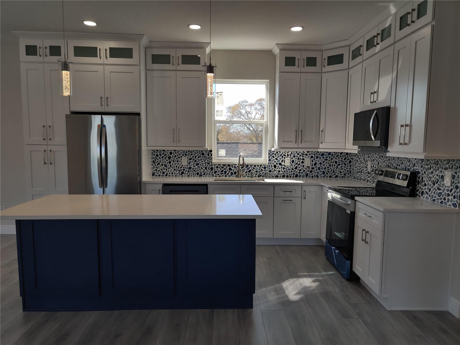 Listing photo id 13 for 3915 Robson Street W