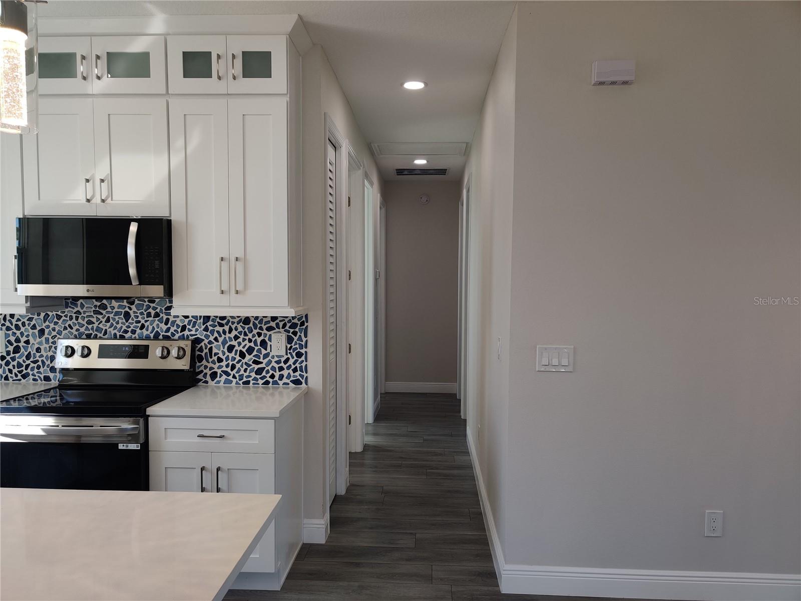 Listing photo id 14 for 3915 Robson Street W