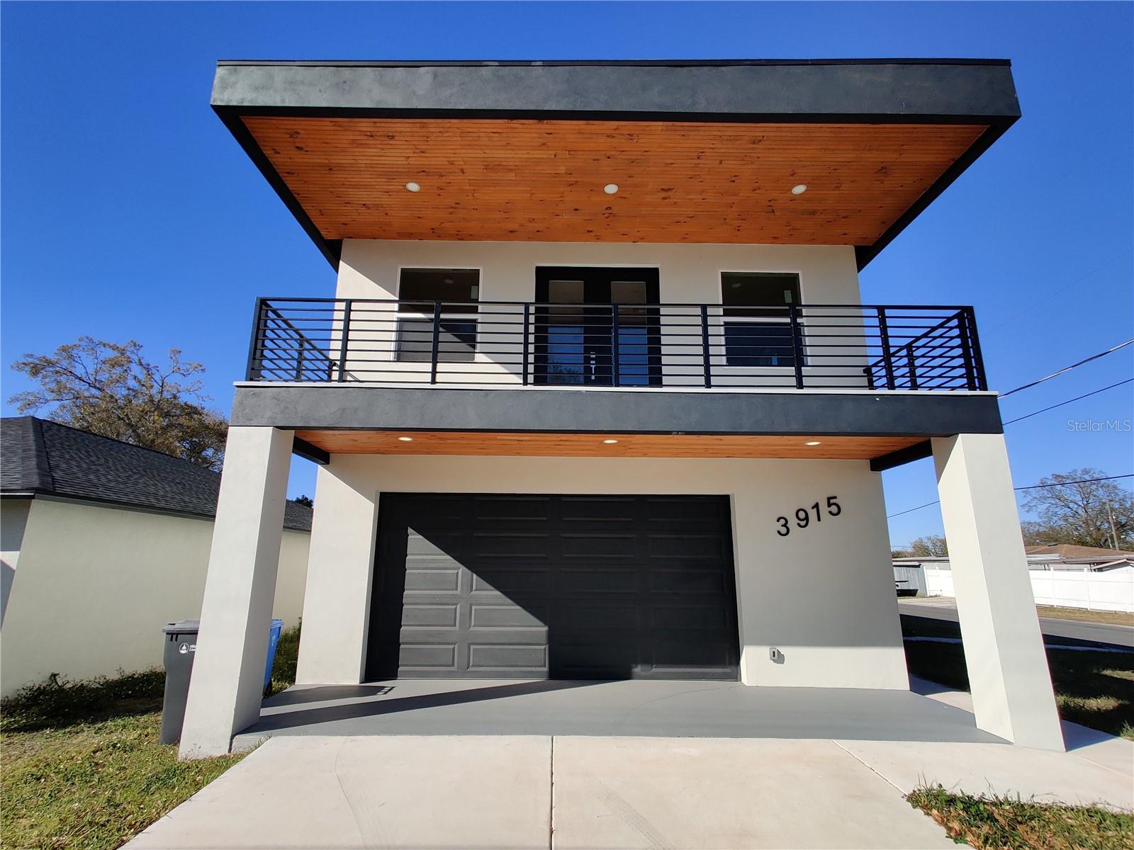 Listing photo id 0 for 3915 Robson Street W