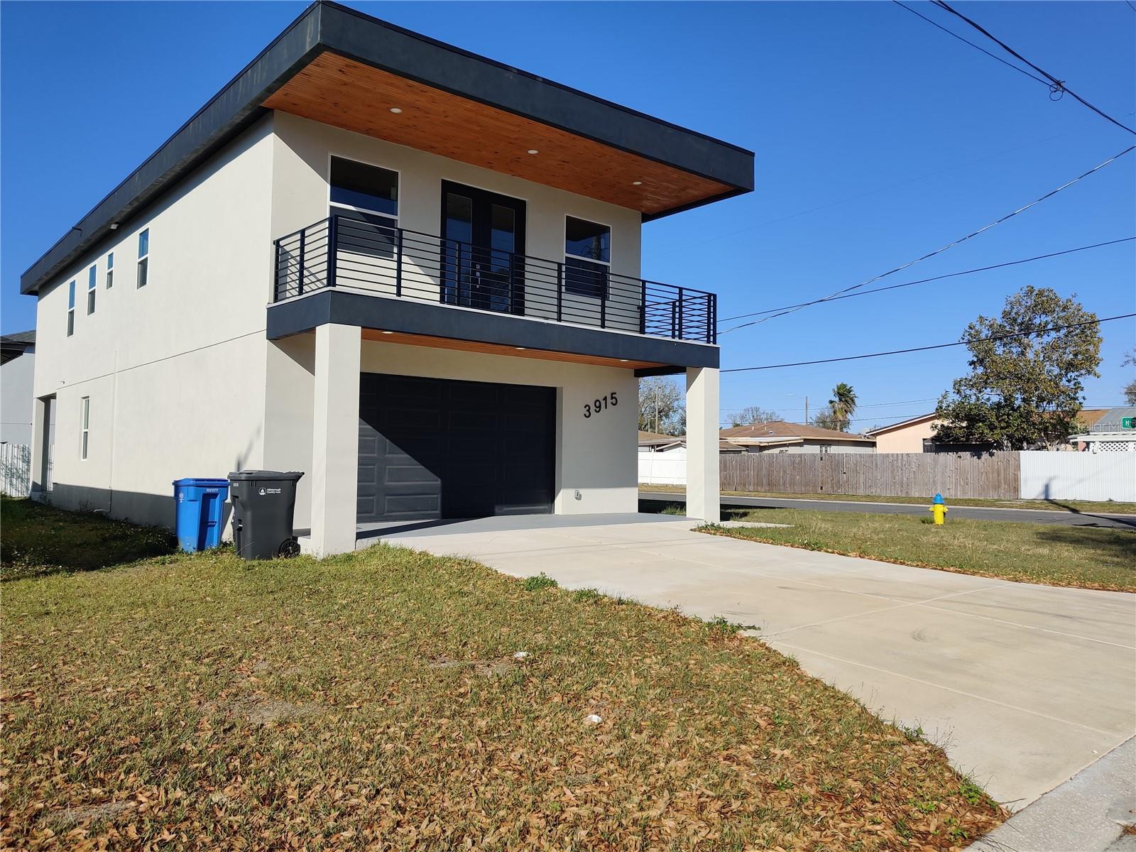 Listing photo id 1 for 3915 Robson Street W