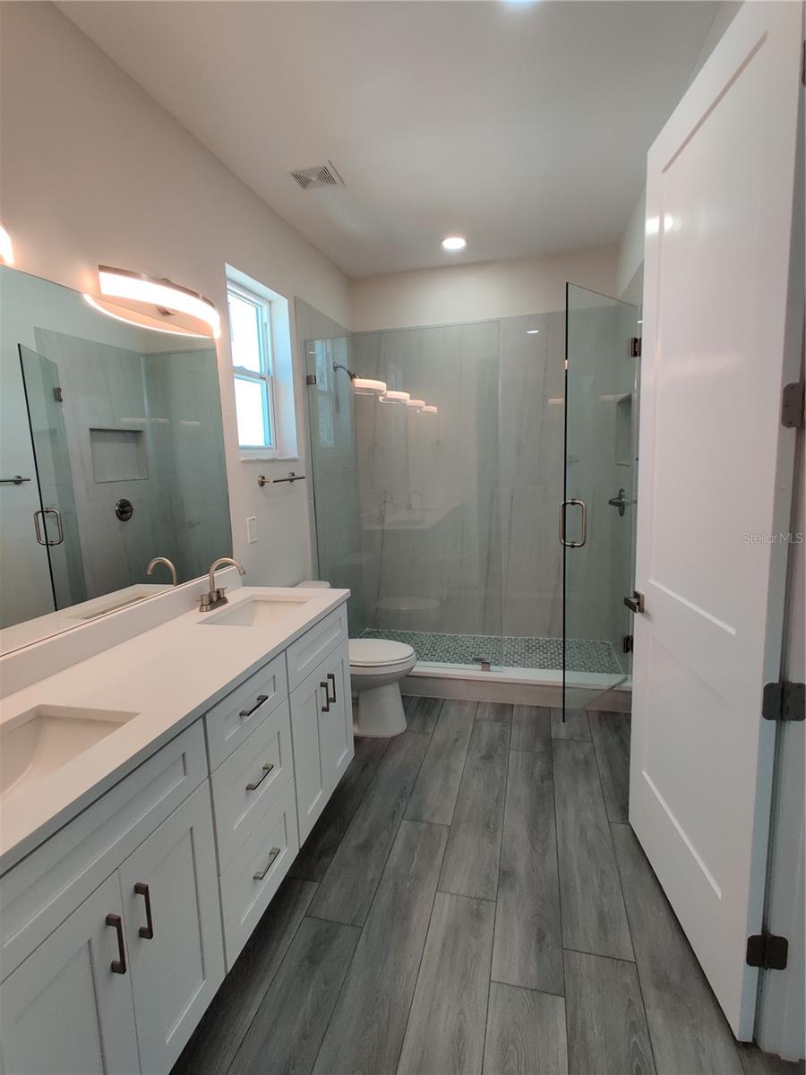 Listing photo id 31 for 3915 Robson Street W