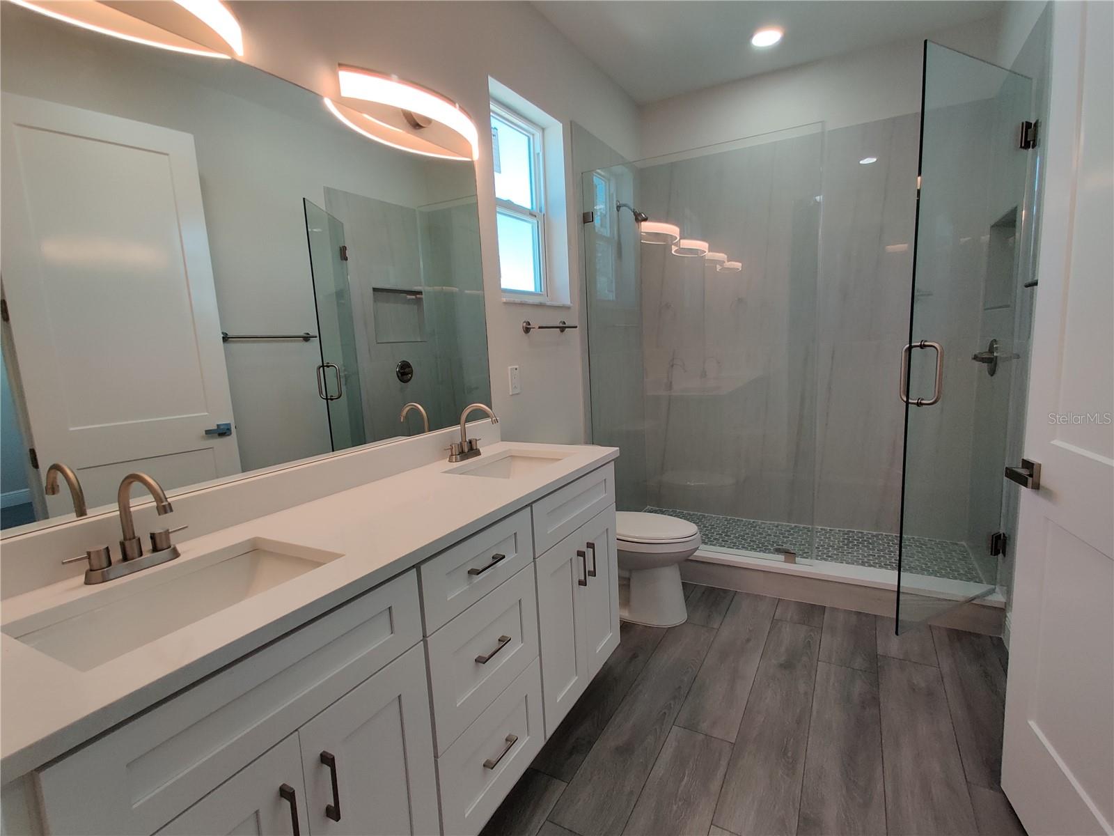 Listing photo id 32 for 3915 Robson Street W