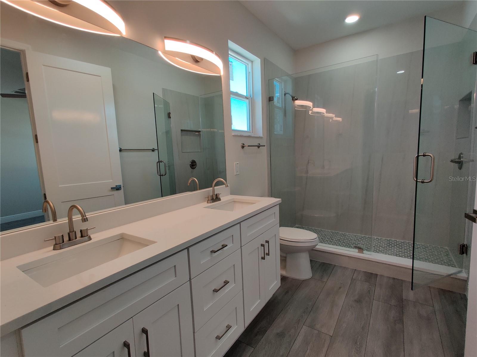 Listing photo id 33 for 3915 Robson Street W