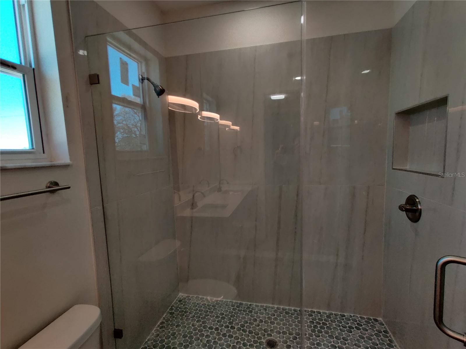 Listing photo id 35 for 3915 Robson Street W