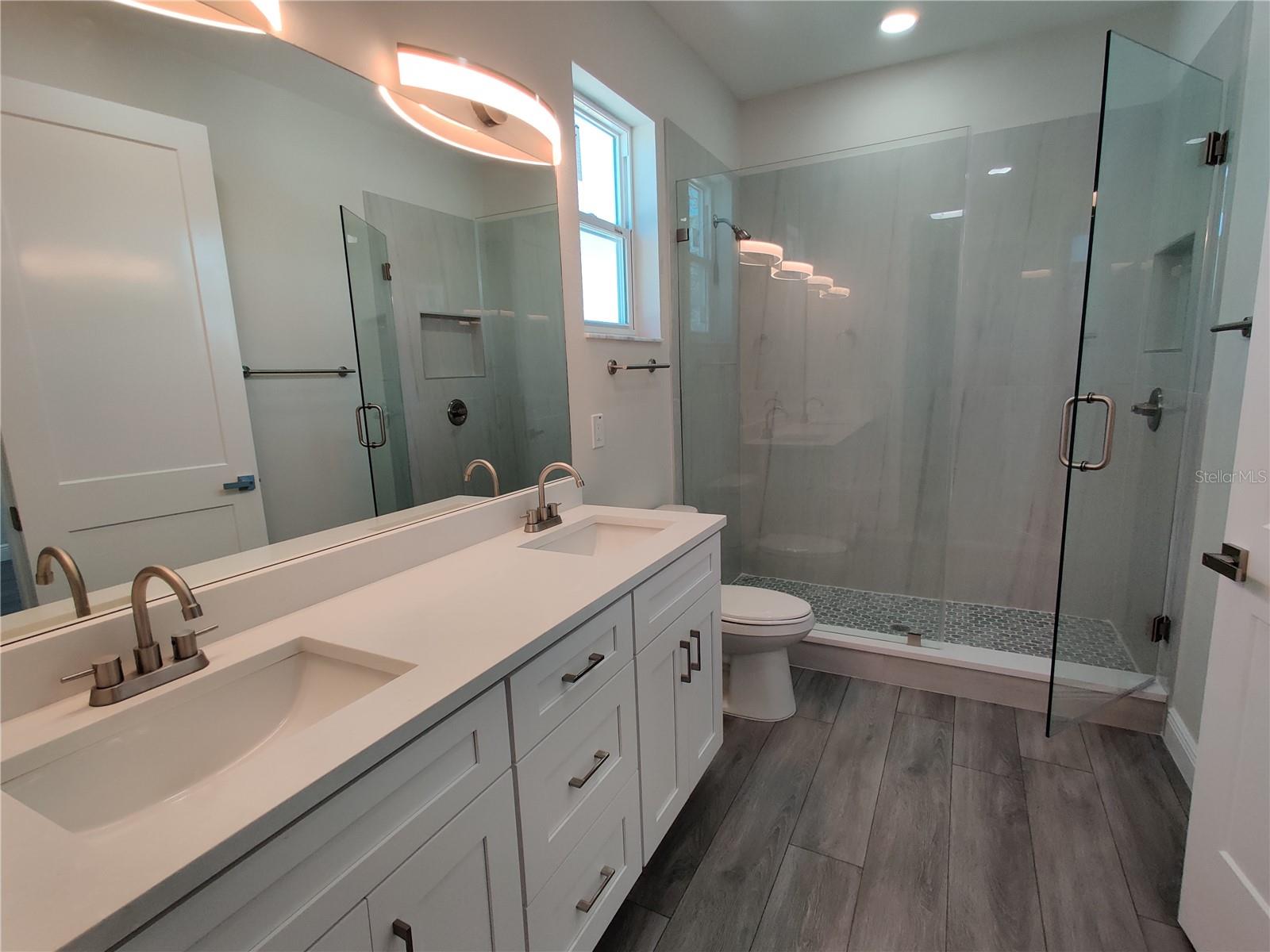 Listing photo id 36 for 3915 Robson Street W