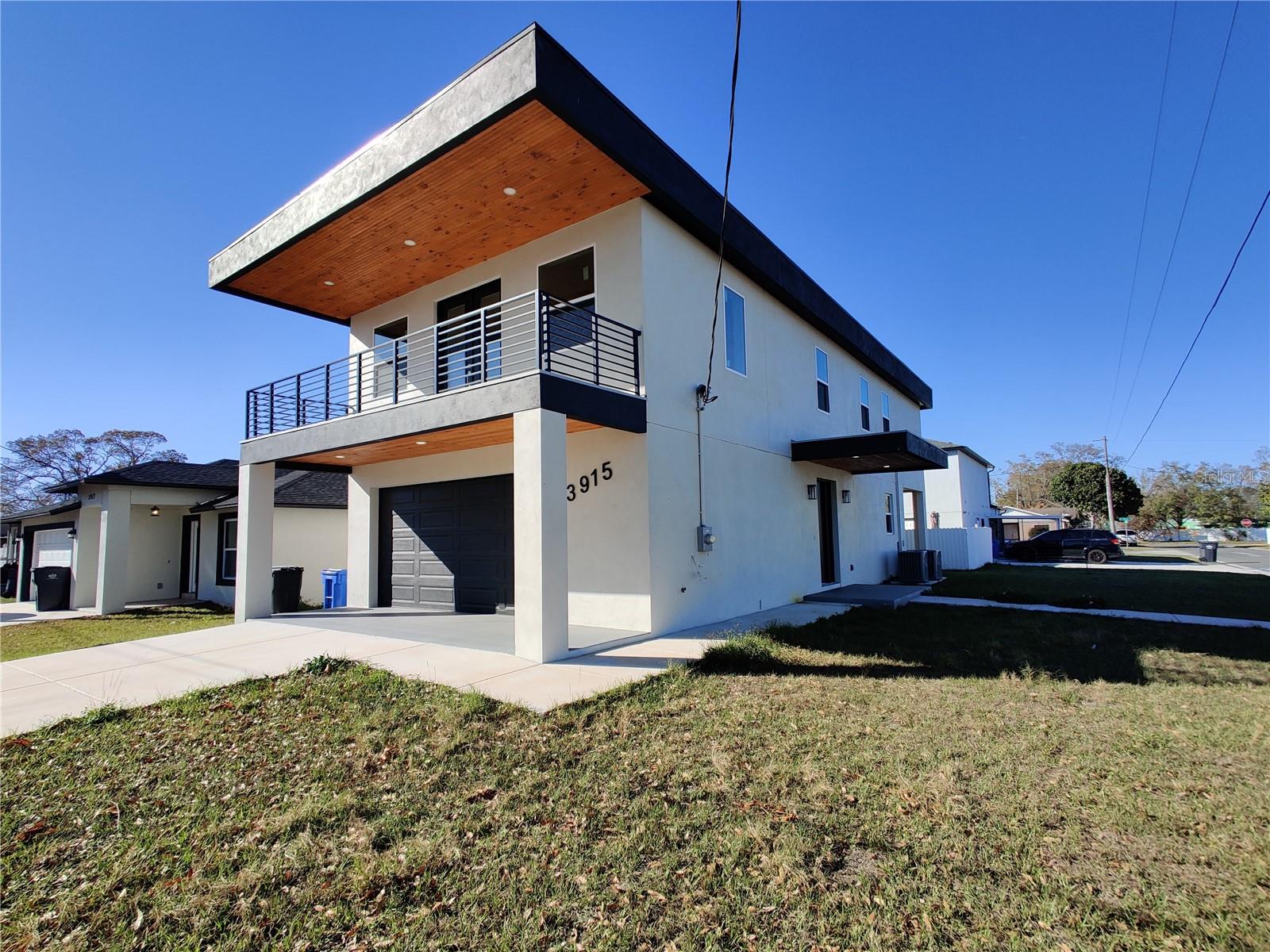 Listing photo id 2 for 3915 Robson Street W