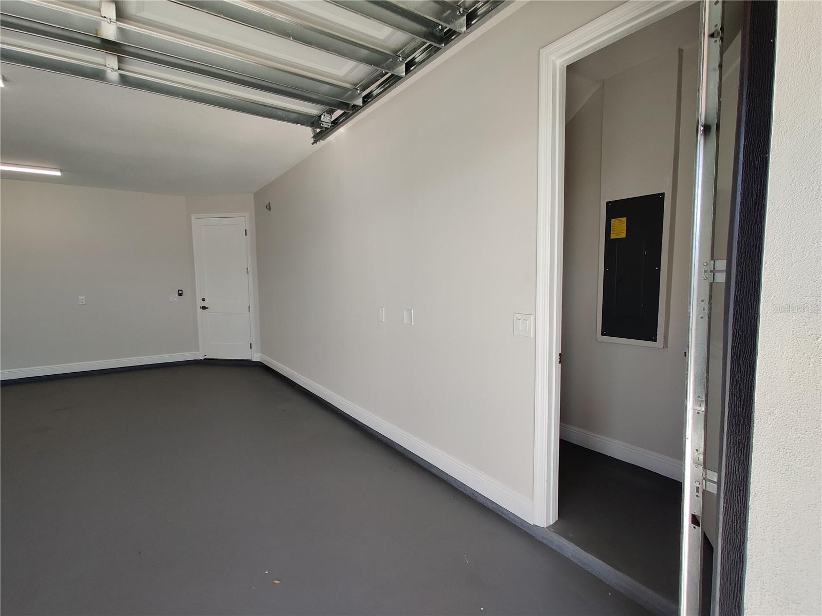 Listing photo id 38 for 3915 Robson Street W