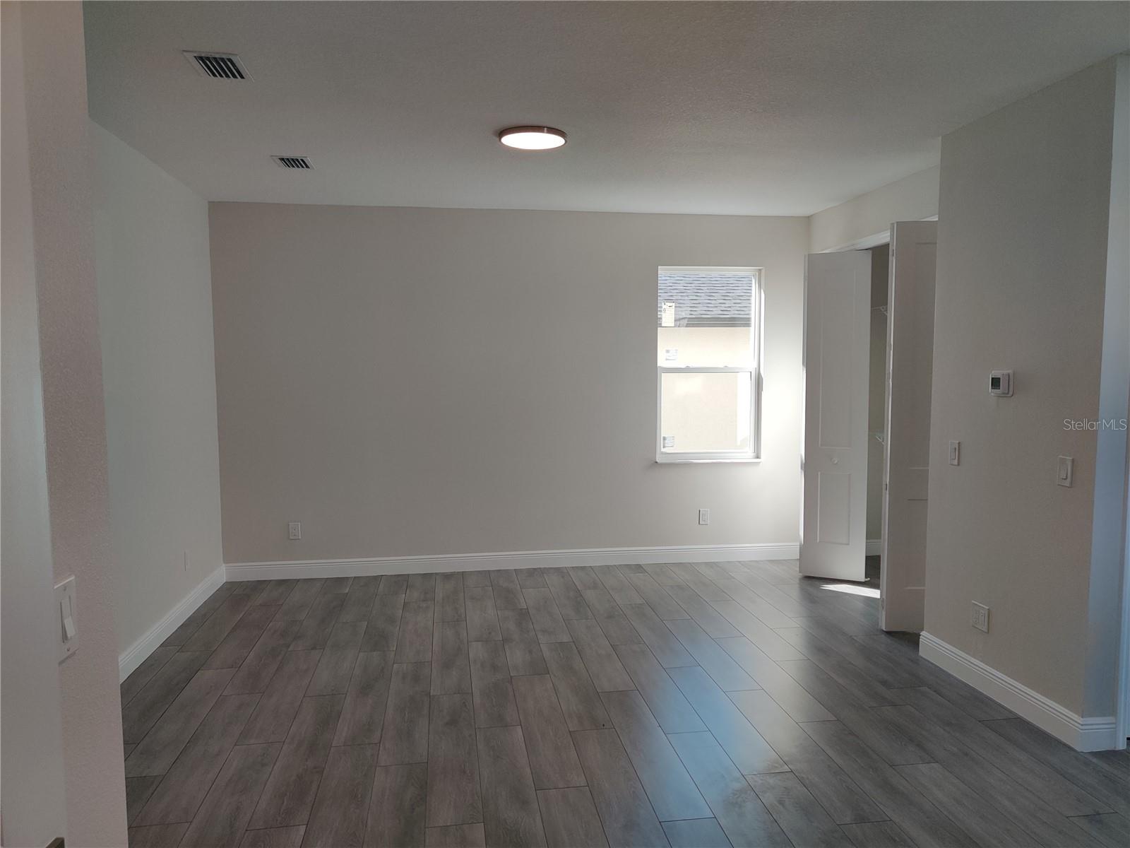 Listing photo id 41 for 3915 Robson Street W