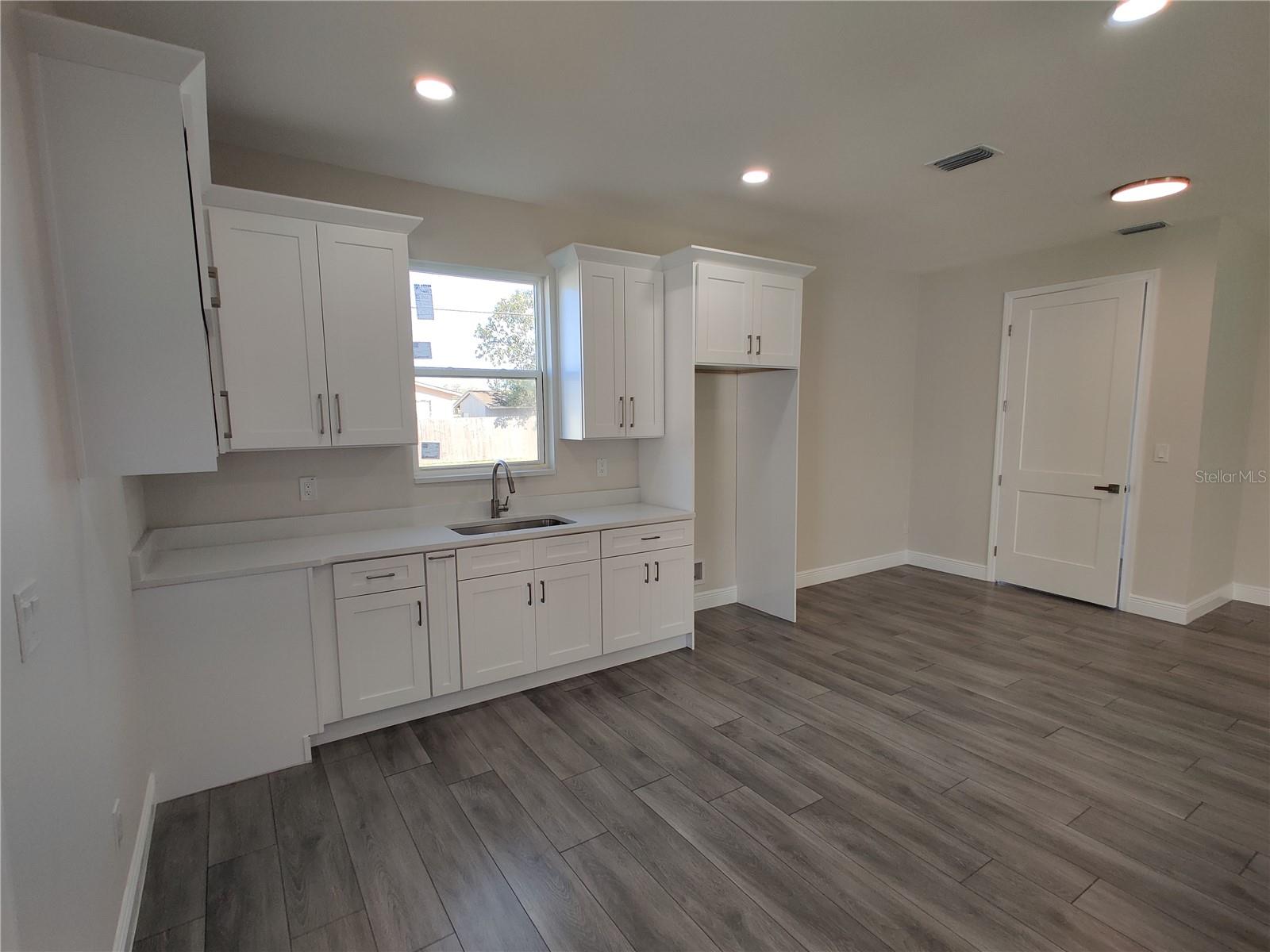 Listing photo id 45 for 3915 Robson Street W