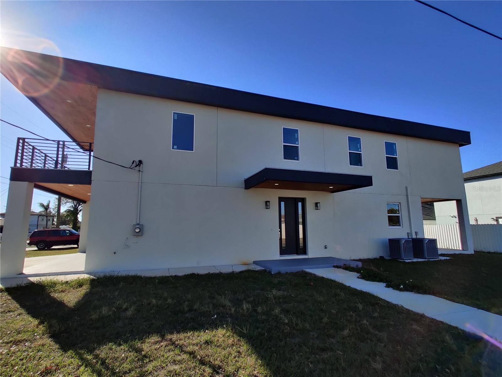 Listing photo id 3 for 3915 Robson Street W