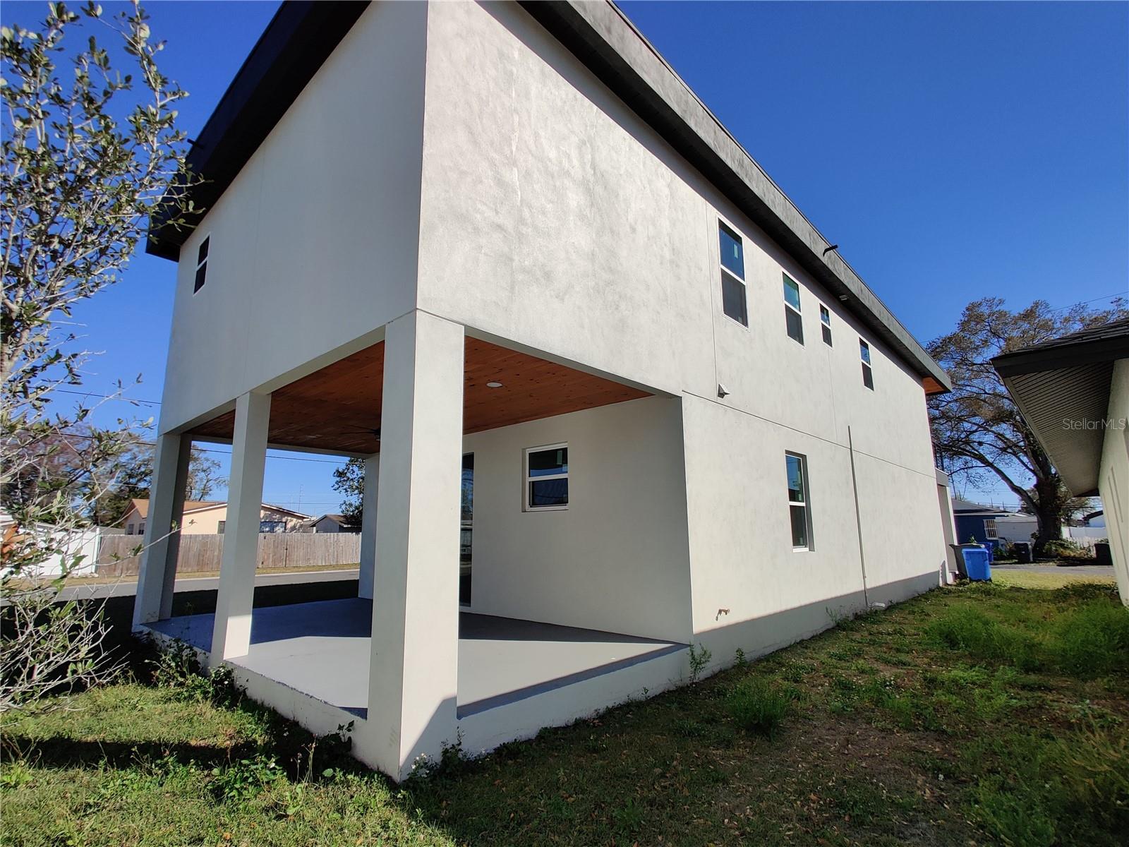 Listing photo id 48 for 3915 Robson Street W