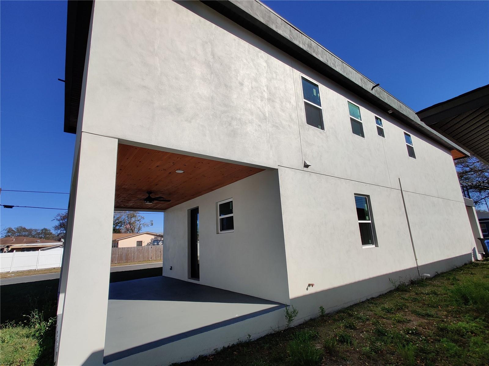 Listing photo id 49 for 3915 Robson Street W