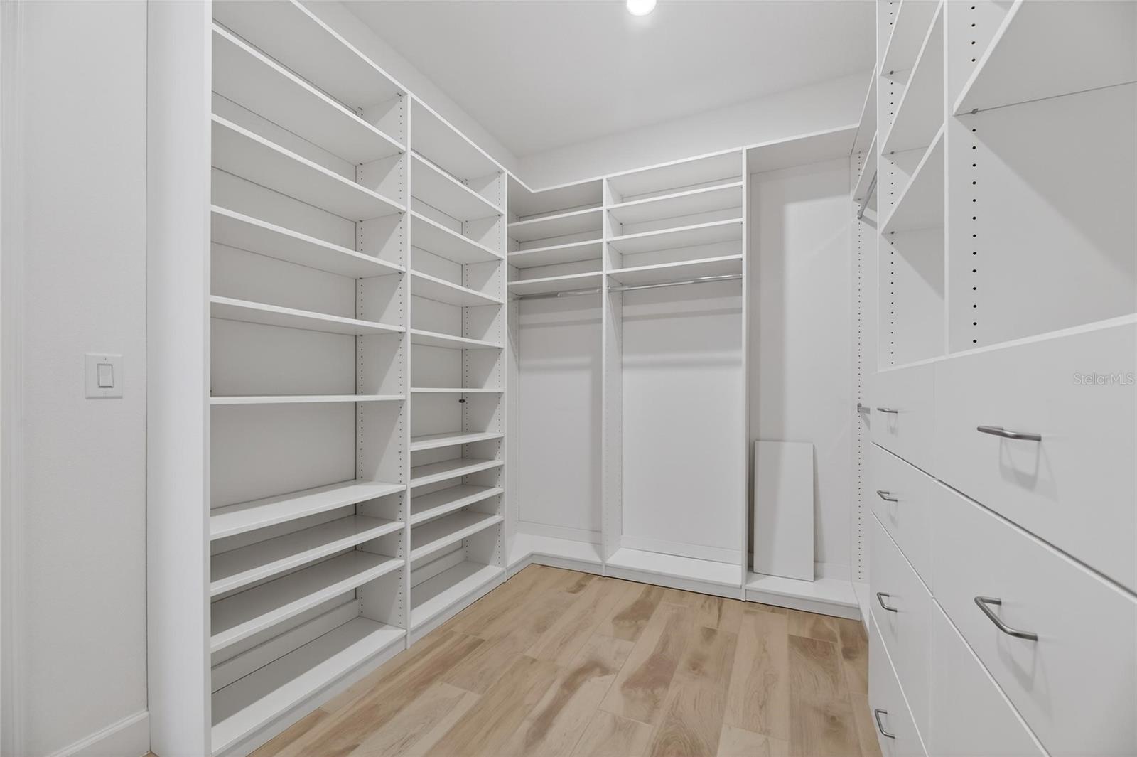 Image 38 of 100 For 994 Signet Drive