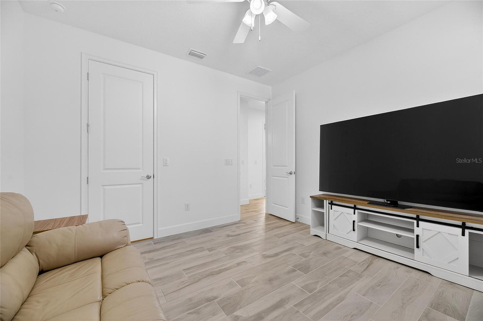 Image 48 of 100 For 994 Signet Drive